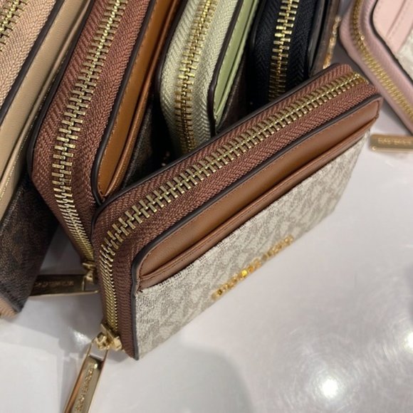 Michael Kors Jet Set Travel Medium Zip Around Card Case Vanilla - Picture 13 of 16